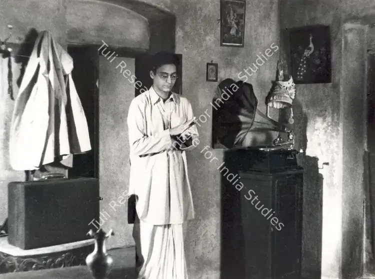 Roy, Soumendu (Cinematographer), Teen Kanya, 1961 | Photographic Still | CinemaEducation | 00663640