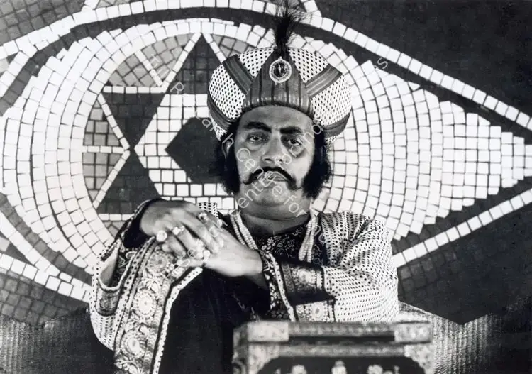 Roy, Soumendu (Cinematographer), Hirak Rajar Deshe, 1980 | Photographic Still | CinemaEducation | 00663332