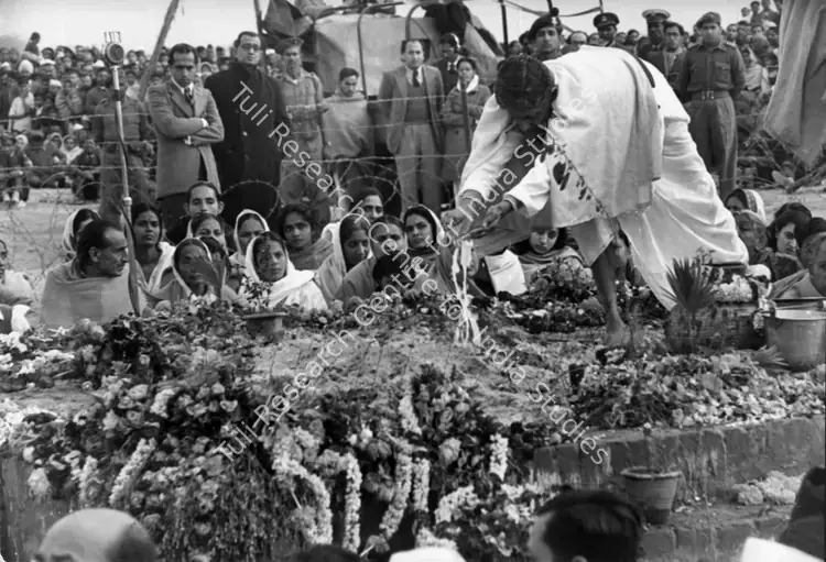 Cartier-Bresson, Henri (Photographer), Priest performs ablutions at the cremation site, 31 January 1948, 1948 | Contemporary Photograph | Photography | 00113008