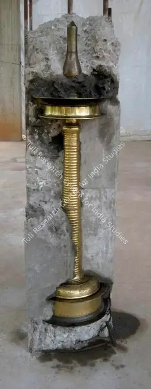 Tallur, L.N. (Artist). Untitled (Lamp). Religious brass lamp, RCC pillar, steel construction rods, 2008 | Sculpture | FineArts | 00336543