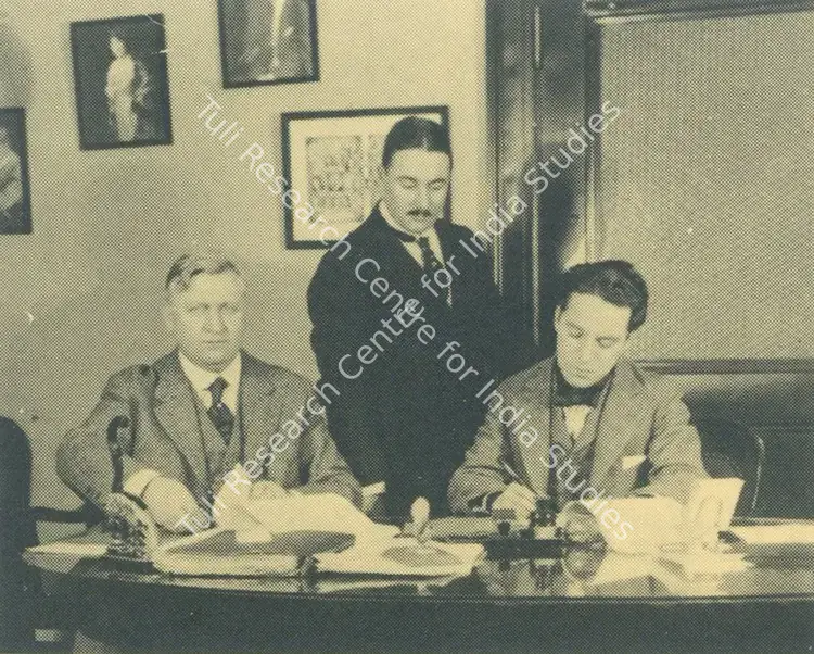 Unknown (Photographer). Charlie Chaplin signing the Mutual contract, 26 February 1916 | Photographic Still, My Life in Pictures, 1985 | CinemaEducation | 00440367