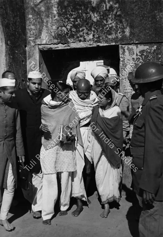 Cartier-Bresson, Henri (Photographer), Leaving Mehrauli, after attending the annual celebration at Bakhtiar Kaki's Dargah, 27 January 1948, 1948 | Contemporary Photograph | Photography | 00113026