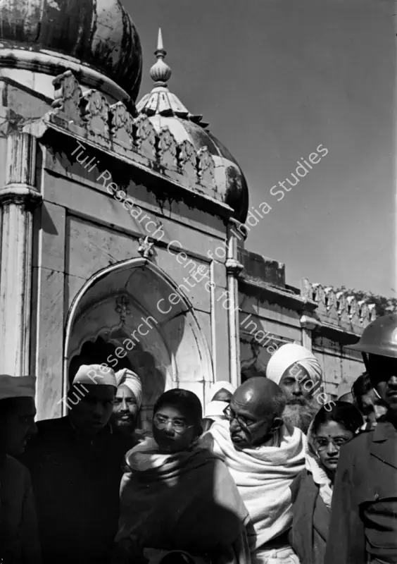 Cartier-Bresson, Henri (Photographer), Leaving Mehrauli, a Muslim Shrine after attending the annual celebration at Bakhtiar Kaki's Dargah, 27 January 1948, 1948 | Contemporary Photograph | Photography | 00113010