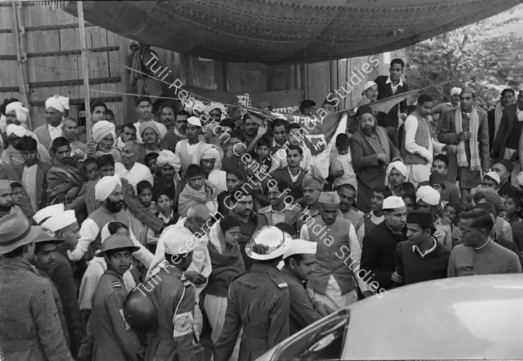Cartier-Bresson, Henri (Photographer), Leaving Mehrauli after attending the annual celebration at Bakhtiar Kaki's Dargah, 27 January 1948, 1948 | Contemporary Photograph | Photography | 00113020