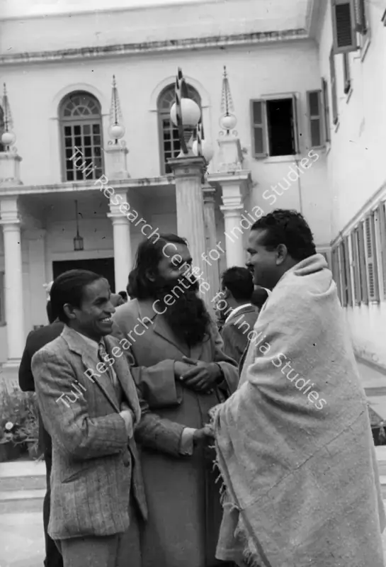 Cartier-Bresson, Henri (Photographer), Visitors at Birla Bhavan greet each other, 1948 | Contemporary Photograph | Photography | 00113011