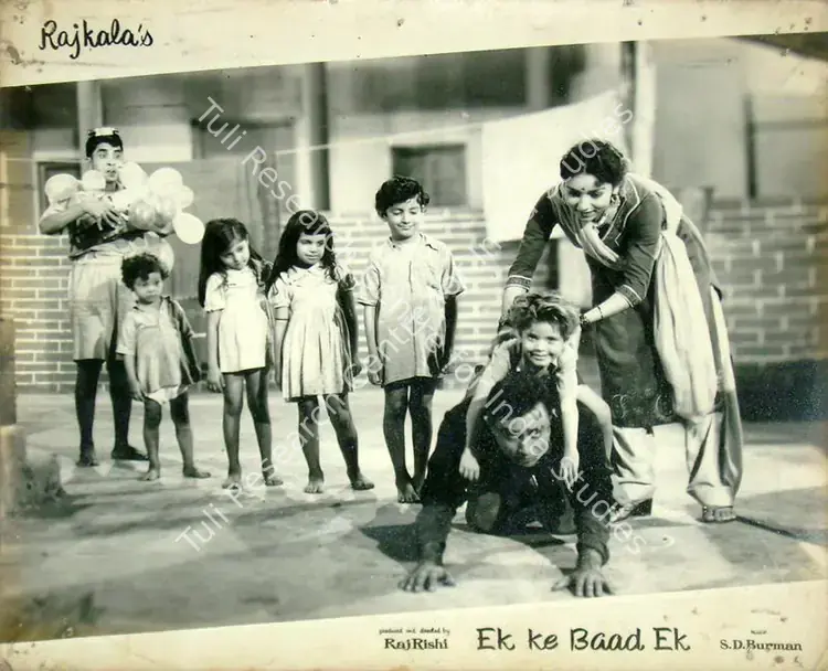 Kale, G (Cinematographer), Ek Ke Baad Ek, 1960 | Lobby Card | CinemaEducation | 00816223