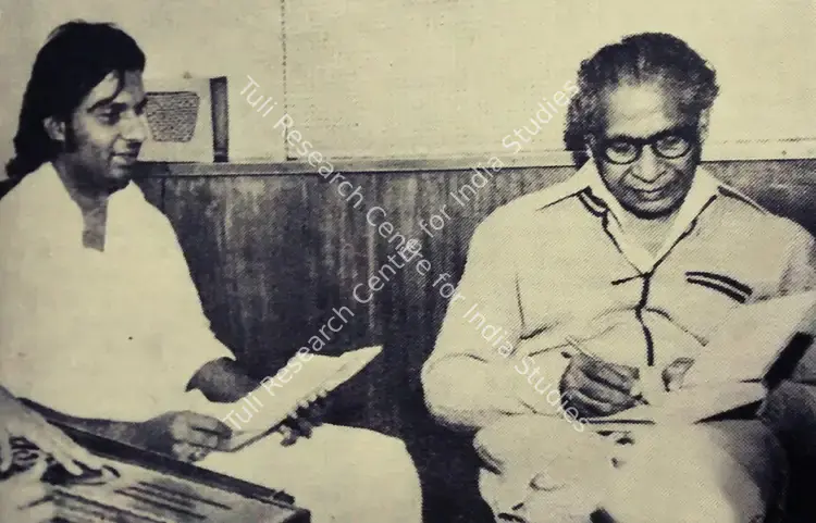 Mukherjee, Hrishikesh (Producer), Alaap, 1977. Dr. Harivansh Rai Bachchan with K.J. Yesudas on the sets of Alaap | Working Still, The Bachchans, 2024 | CinemaEducation | 00647575