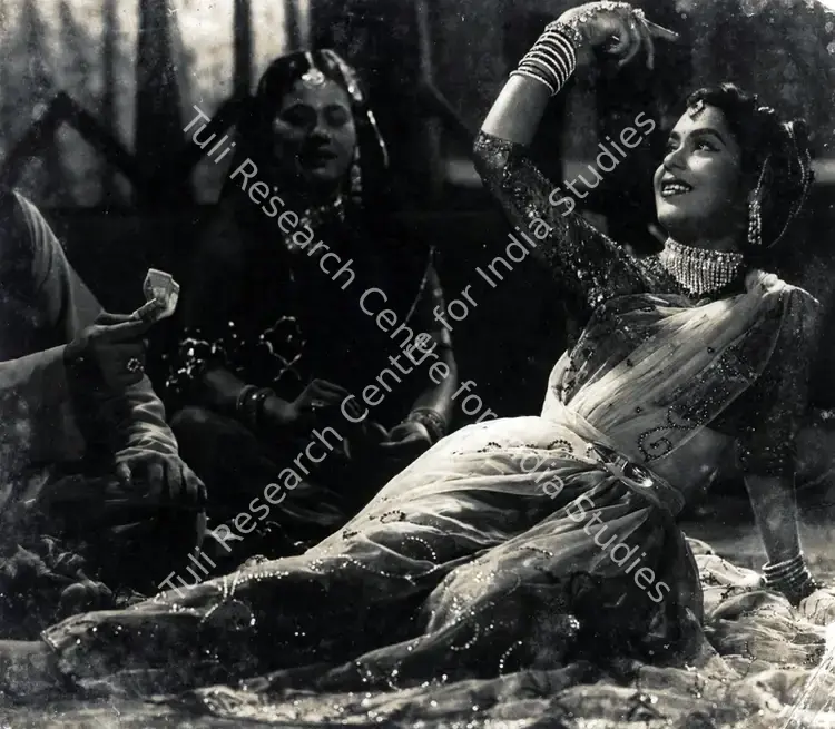 Hasham, Aga (Cinematographer), Duniya Jhukti Hai, 1960 | Photographic Still | CinemaEducation | 00831195