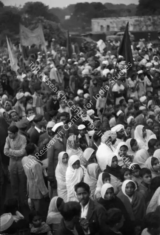 Cartier-Bresson, Henri (Photographer), Mourners along the road between Birla House and the cremation ground at the Jamuna River 31 January 1948, 1948 | Contemporary Photograph | Photography | 00113007