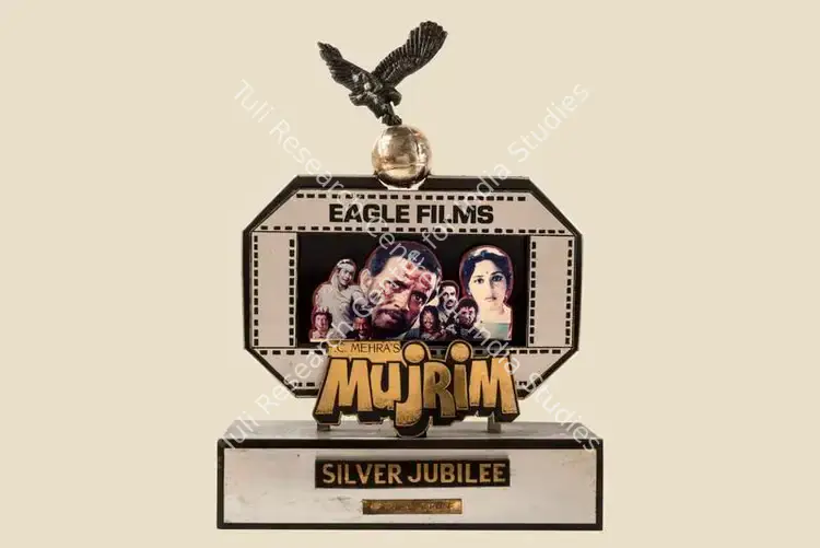 Mehra, Parvesh (Producer), Mujrim, 1989. Silver Jubilee Trophy to Shakti Kapoor for Mujrim | Jubilee Trophy | CinemaEducation | 00842297