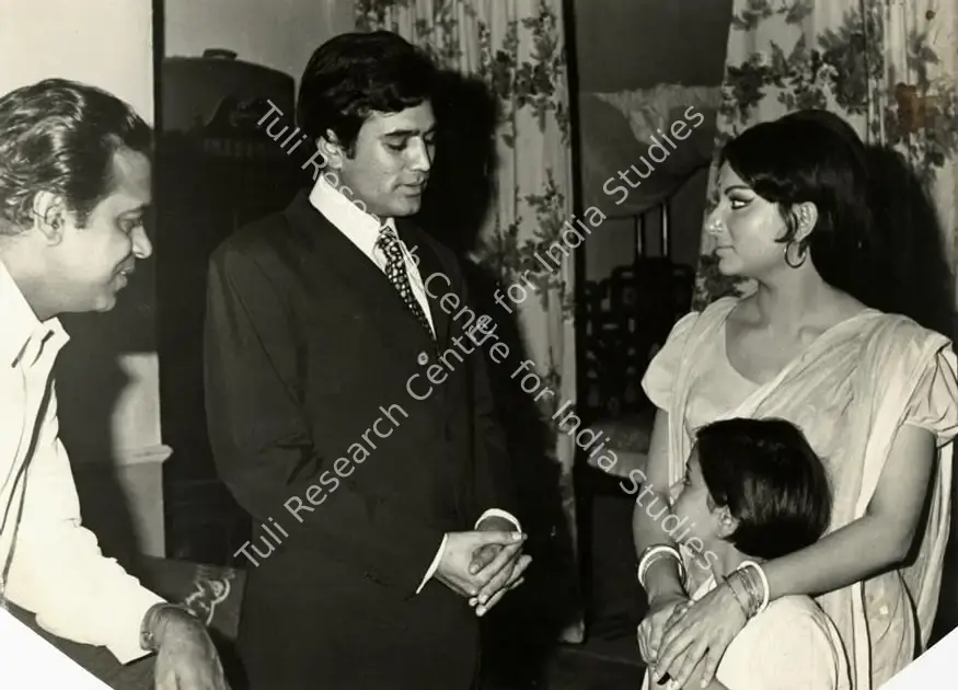 Dasgupta, Aloke (Cinematographer), Amar Prem, 1971. Rajesh Khanna On The Sets with Baby Pinky, Sharmila Tagore And Director Shakti Samanta | Working Still | CinemaEducation | 00890810