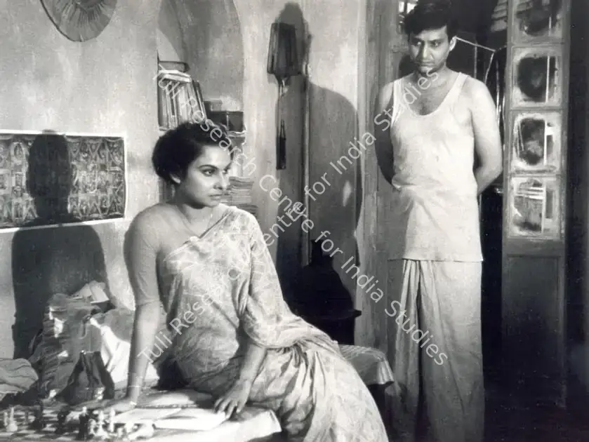 Roy, Soumendu (Cinematographer), Ka Purush Maha Purush, 1965 | Photographic Still | CinemaEducation | 00891285
