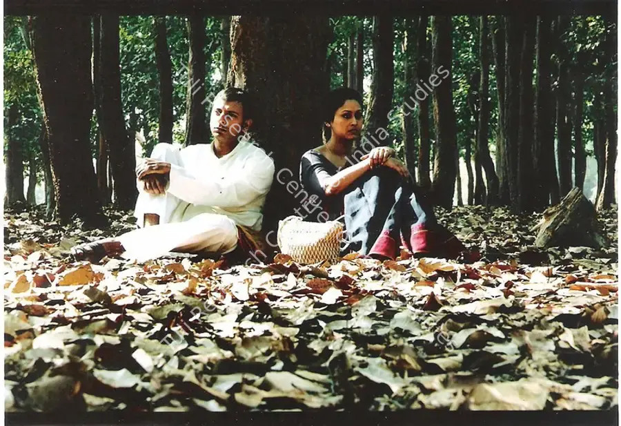 Das, Anjan (Director), Drenched in the Rain…, 2007 | Photographic Still | CinemaEducation | 00846577